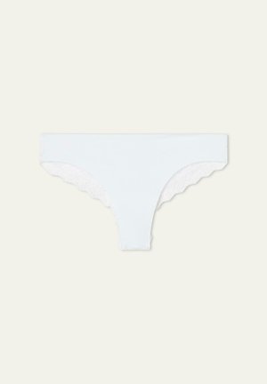 Bílé thong kalhotky s vykrojenými krajkovými detaily po stranách. Měkká bavlněná látka nabízí hladkou texturu a minimalizované pokrytí.