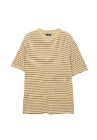 Tricou bej cu dungi, cu mâneci scurte. Prezintă linii orizontale în roșu și maro închis, guler rotund și o croială lejeră.
