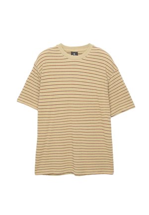 Beige gestreept T-shirt met korte mouwen. Kenmerkt zich door horizontale lijnen in rood en donkerbruin, ronde halslijn en een relaxte fit.
