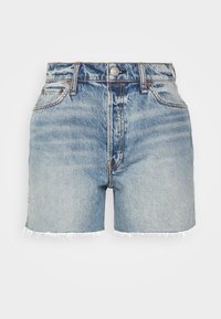 Shorts de mezclilla azul claro con cintura alta, dobladillo deshilachado y diseño de cinco bolsillos. Presentan un botón de metal y costuras en contraste.