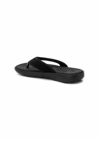 Chanclas negras con una plantilla texturizada, dobles correas de tela suave y una suela de goma ligera. Aptas para uso casual.