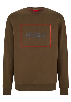 Brązowa bluza z długim rękawem z prążkowanymi ściągaczami na rękawach i u dołu, z czerwonym prostokątnym obrysem i napisem "HUGO" nadrukowanym na szaro na piersi.
