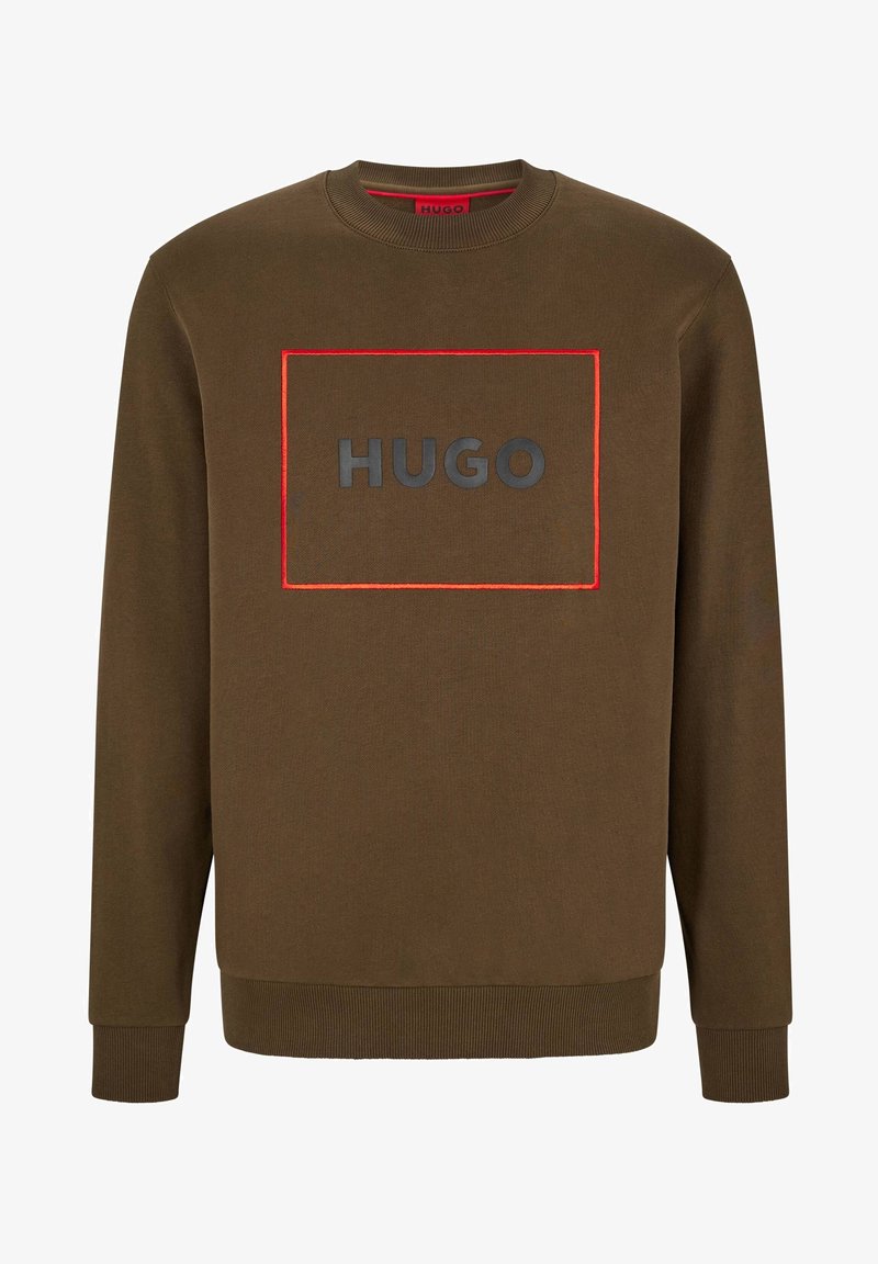 Sweat-shirt marron à manches longues avec poignets et ourlet côtelés, avec un contour rectangulaire rouge et le mot "HUGO" imprimé en gris sur la poitrine.
