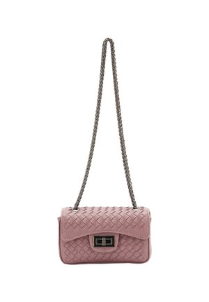 Piccola borsa a tracolla in pelle intrecciata rosa con chiusura a ribalta e dettagli in hardware argentato. Presenta una superficie testurizzata con un design intrecciato.