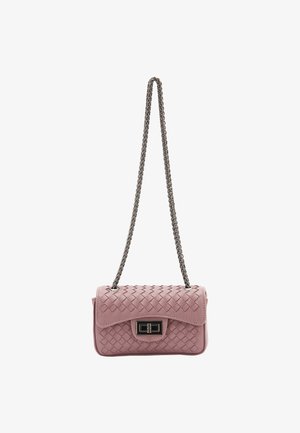 Kleine roze geweven leren handtas met een kettinghengsel, flip-top sluiting en accenten van zilver hardware. Heeft een gestructureerd oppervlak met een gevlochten ontwerp.