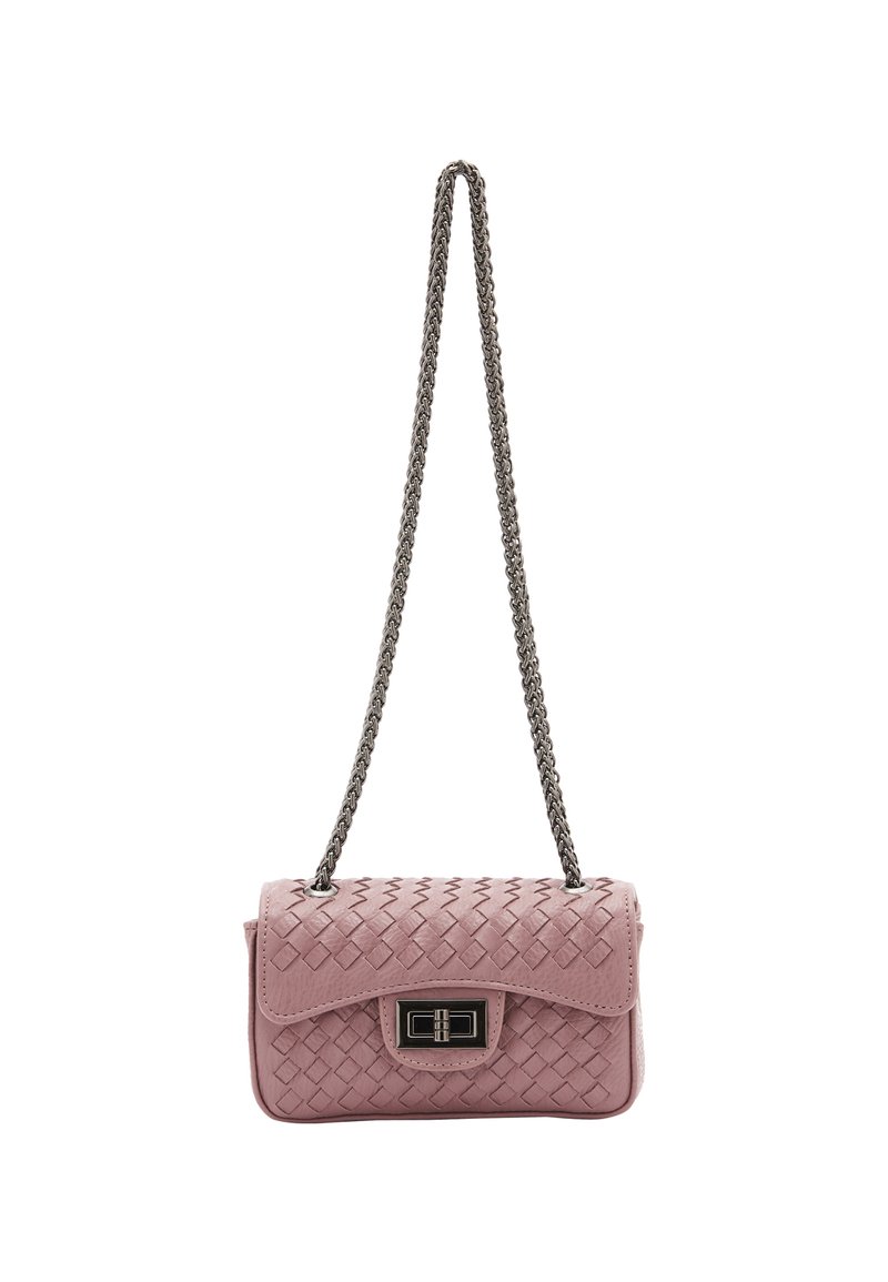 Lille pink vævet læder håndtaske med kæderekke, flip-top lukning og sølvhardware detaljer. Har en tekstureret overflade med et fletmønster.