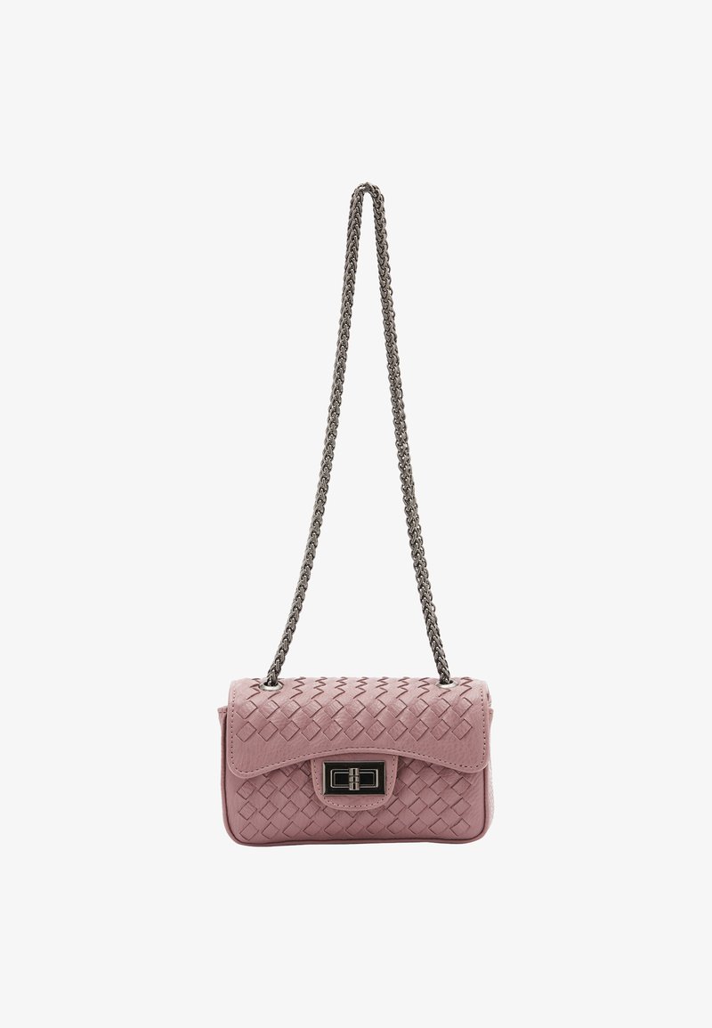 Lille pink vævet læder håndtaske med kæderekke, flip-top lukning og sølvhardware detaljer. Har en tekstureret overflade med et fletmønster.