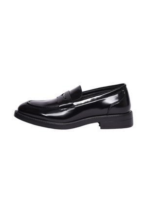 Mocassino nero in pelle verniciata con punta arrotondata, fascia decorativa e tacco basso impilato. Texture liscia con una finitura lucida.
