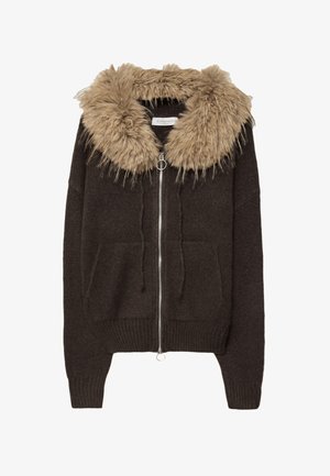 Rjav zip-up džemper s umetnim krznom okrog ovratnika, ki ima dve sprednji žepki ter rebraste manšete in rob. Mehka tekstura in sproščen kroj.
