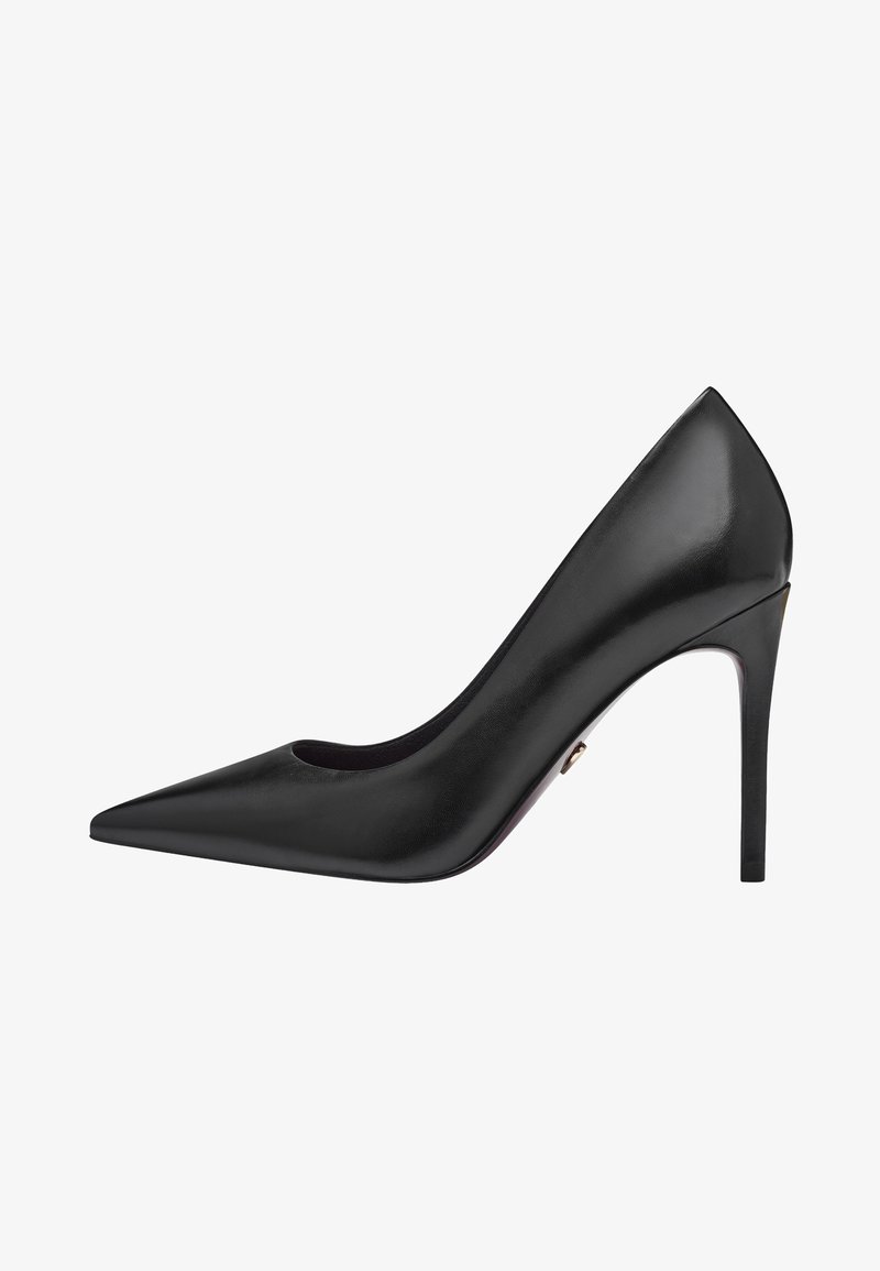 Chaussure à talon aiguille en cuir noir à bout pointu, finition lisse et talon haut et fin, vue de profil sur fond blanc.