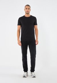 Pier One by Zalando - 2 PACK - Basic T-shirt - black Thumbnail Image 1