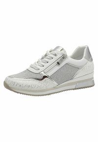 Weiße Sneaker mit einer Mischung aus strukturierten Materialien, einschließlich silberner Akzente, Schnürdesign und seitlichem Reißverschluss für einfaches An- und Ausziehen. Gummiaußensohle.