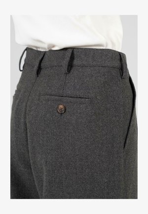 Pantalones de lana gris con un acabado texturizado, que presentan un bolsillo trasero con un botón marrón y trabillas en la cinturilla.