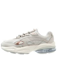 Helle graue Sneakers mit einer Kombination aus glatten und Wildledertexturen, ausgestattet mit einer sichtbaren Luftpolsterung, runder Zehenform und Schnürverschluss.