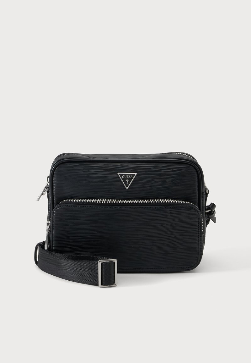 Μικρό μαύρο τσαντάκι Guess τύπου crossbody με υφή στην επιφάνεια, μπροστινή τσέπη με φερμουάρ, ασημένια φερμουάρ και ρυθμιζόμενο υφασμάτινο λουράκι.