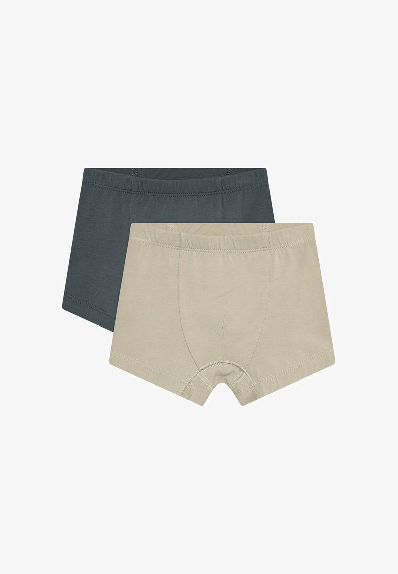 Deux paires de boxers pour garçons, une beige et une gris foncé, posées à plat sur un fond blanc.