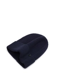 Granatowa dzianinowa czapka beanie o prążkowanej fakturze, z podwiniętym mankietem i małym czarnym logo. Miękki materiał, casualowy design.