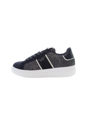 Marinblå sneakers med mesh tekstil og ruskindsdetaljer, hvid gummisål, flade snørebånd og "U.S. Polo Assn." logo på siden.