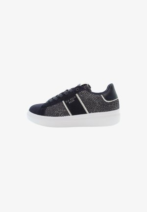 Navy sneakers med mesh-textil och mocka-accenter, vit gummisula, platta snörningar och "U.S. Polo Assn."-logotyp på sidan.