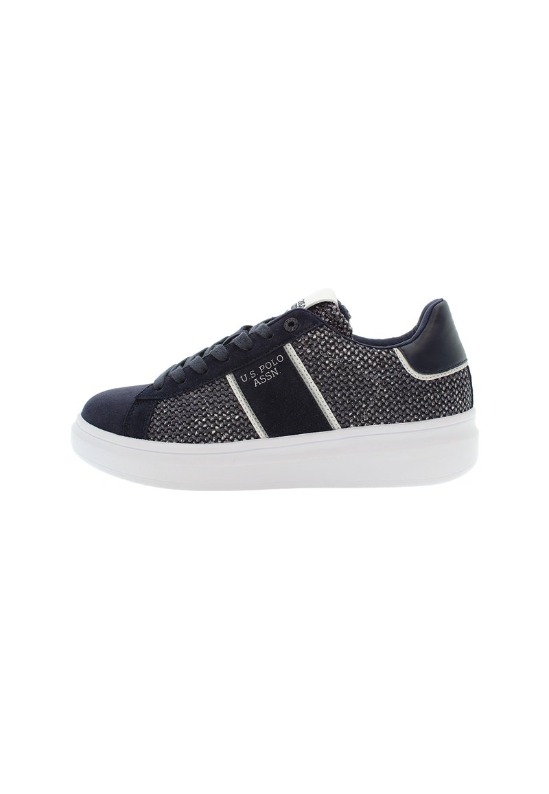 Navy sneakers med mesh-textil och mocka-accenter, vit gummisula, platta snörningar och "U.S. Polo Assn."-logotyp på sidan.