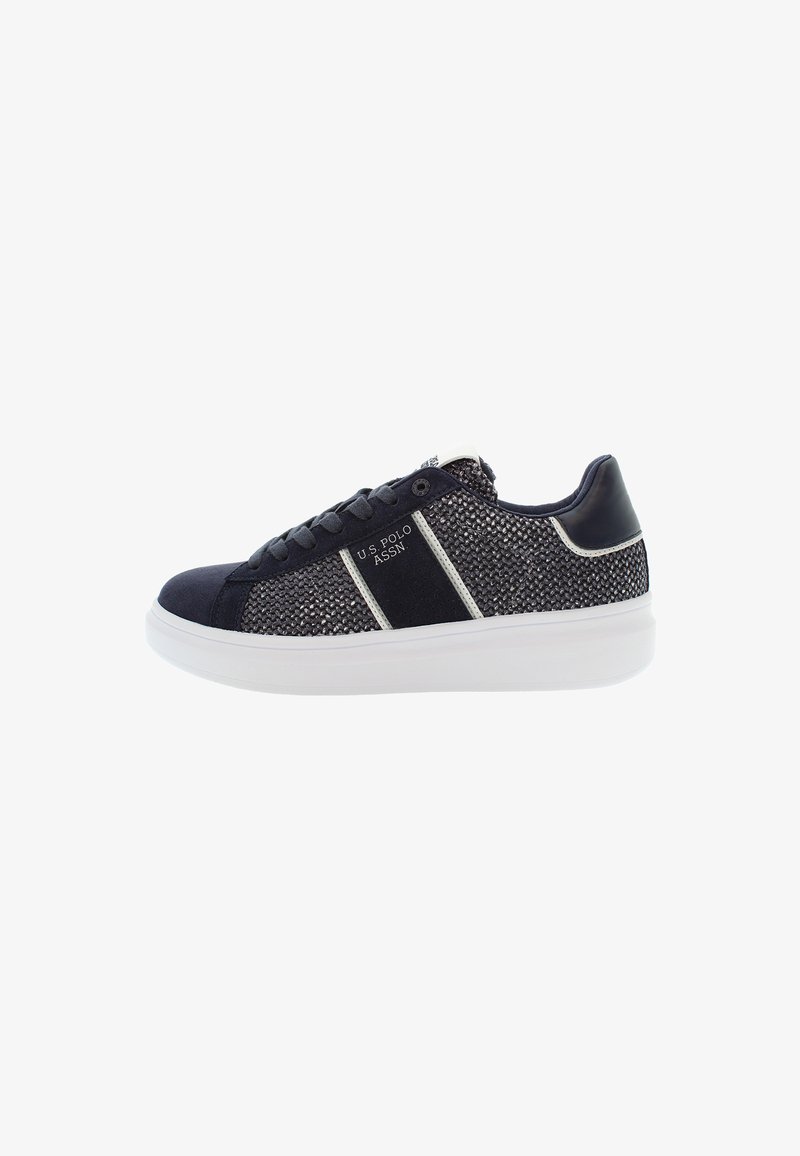 Navy sneakers med mesh-textil och mocka-accenter, vit gummisula, platta snörningar och "U.S. Polo Assn."-logotyp på sidan.