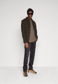Replay GROVER PANTS - Vaqueros rectos - black