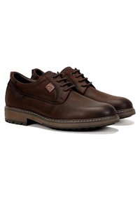 Zapatos de cuero marrón con punta redondeada, diseño de cordones y paneles texturizados. Presentan una suela de goma contrastante con dibujo visible.