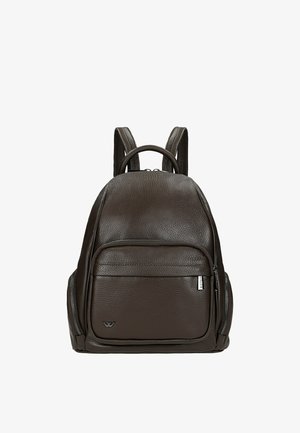 Tmavě hnědý kožený batoh s přední kapsou na zip, bočními kapsami na zip a polstrovanými ramenními popruhy na bílém pozadí.