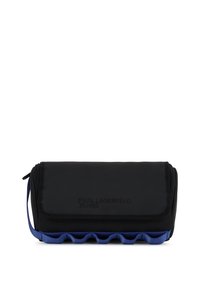 Μαύρη κυλινδρική τσάντα με φερμουάρ και μπλε λεπτομέρεια στη βάση. Διαθέτει υφή σχεδίασης με το λογότυπο "KARL LAGERFELD JEANS."