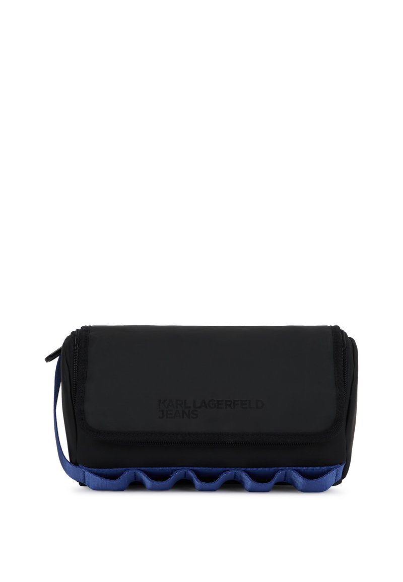 Μαύρη κυλινδρική τσάντα με φερμουάρ και μπλε λεπτομέρεια στη βάση. Διαθέτει υφή σχεδίασης με το λογότυπο "KARL LAGERFELD JEANS."