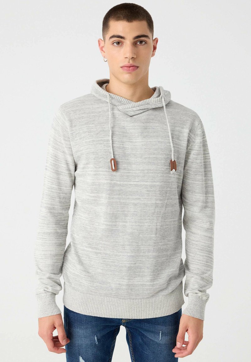 Sudadera con capucha gris claro con textura de rayas, que cuenta con un tejido suave, un bolsillo tipo canguro y cordones con detalles de madera.