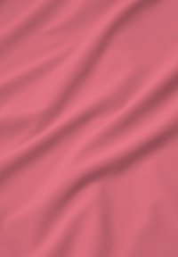 Tissu rose lisse avec des plis doux et des ombres délicates créant une surface texturée.