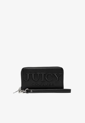 Schwarze Lederbörse mit geprägtem "JUICY COUTURE"-Logo, Reißverschluss und angebrachtem Handgelenkriemen. Glatte Textur mit minimalistischem Design.