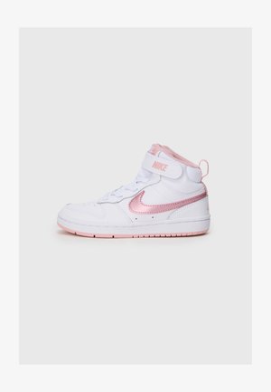 Sneakers high-top Nike in pelle bianca con uno swoosh metallizzato rosa, lacci bianchi e collo imbottito. Presentano una fascia in velcro.