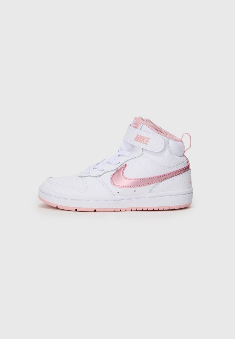 Nike visoke teniske iz belega usnja z roza kovinskim logotipom, belimi vezalkami in oblazinjenim ovratnikom. Imajo tudi Velcro zaponko.