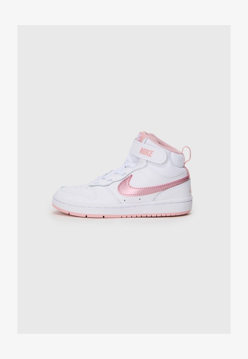 Nike augstās sporta kurpes baltā ādas krāsā ar rozā metālisku swoosh, baltas šņores un mīkstinātu apkakli. Iespējams, ar Velcro siksnu.