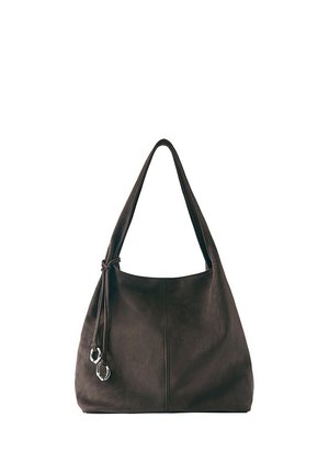 Borsa a tracolla in pelle marrone scuro con una singola tracolla e due accenti decorativi in metallo argento su un nodo laterale.
