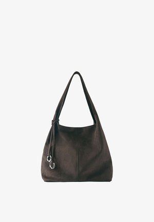 Borsa a tracolla in pelle marrone scuro con una singola tracolla e due accenti decorativi in metallo argento su un nodo laterale.