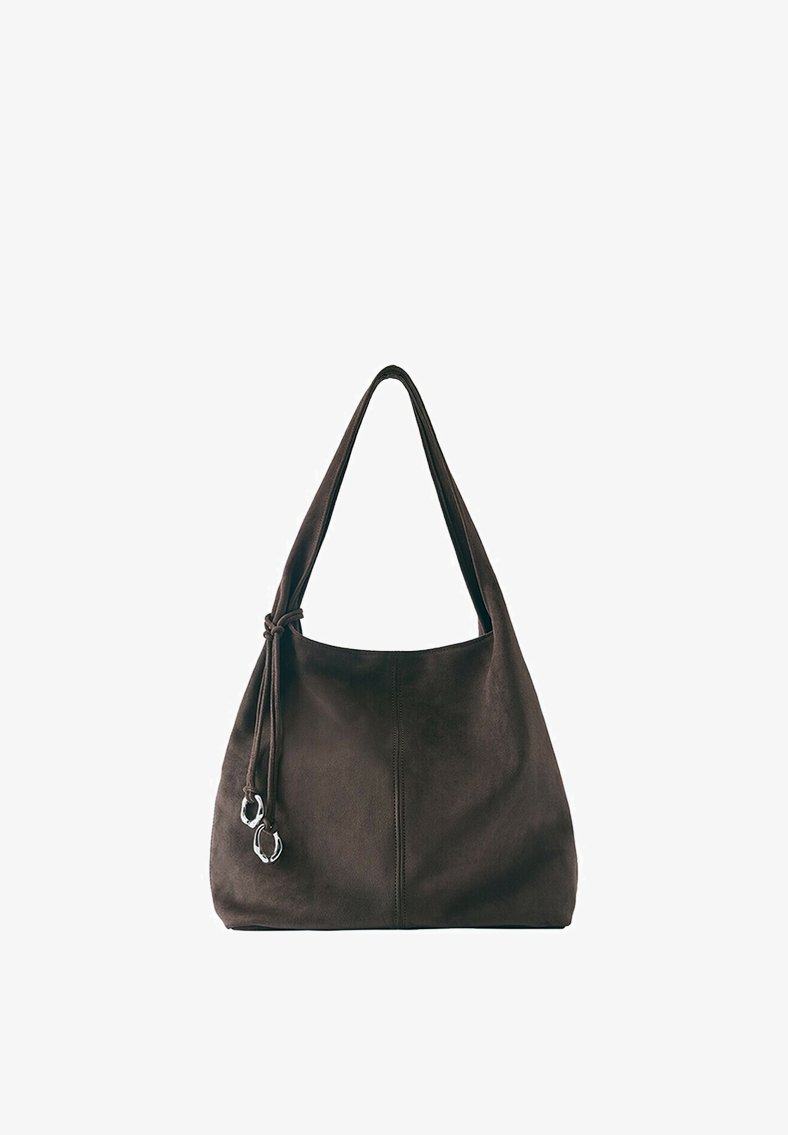 Sac à bandoulière en cuir marron foncé avec une sangle unique et deux accents métalliques décoratifs argentés sur un nœud latéral.