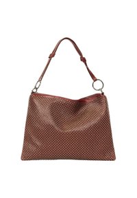 Bolso de cuero rojo con una superficie texturizada, decorado con tachuelas plateadas, que cuenta con una correa única y una parte superior redondeada.