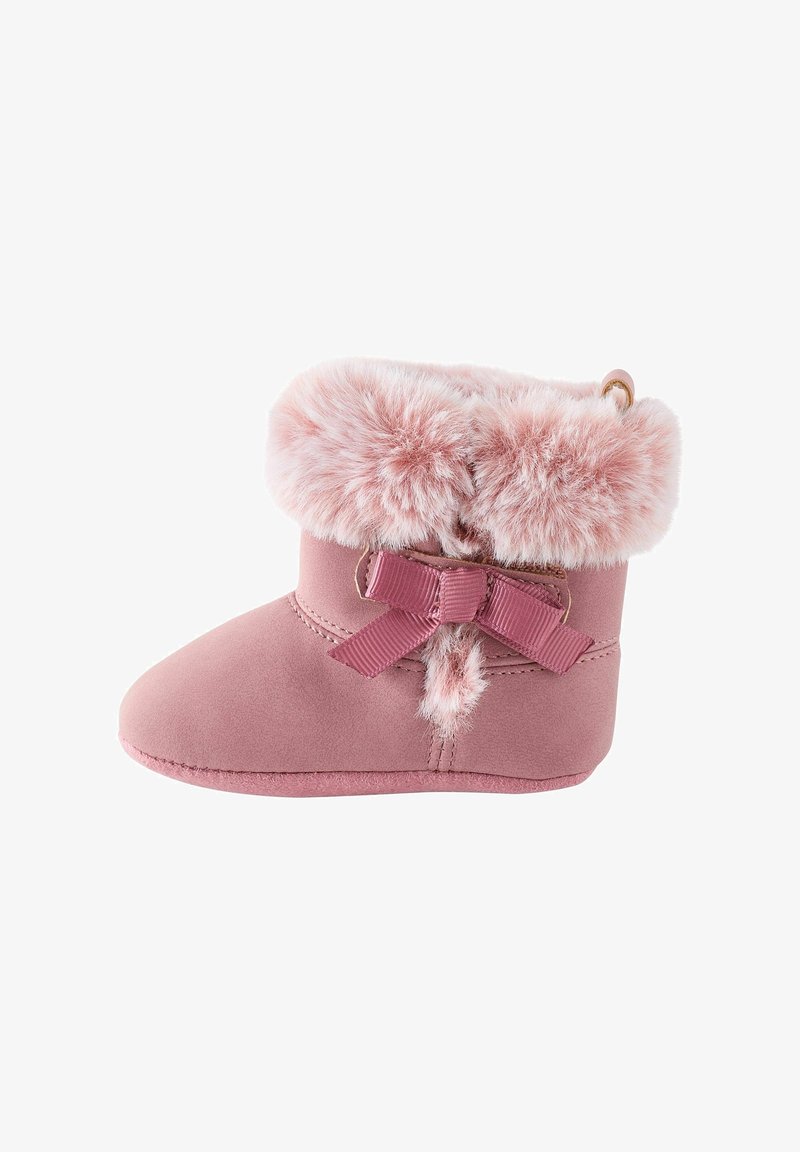 Lyserød støvle med en blød faux fur krave, flad sål og en dekorativ sløjfe. Fremstillet af glat materiale med stikninger.
