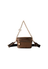 Sac en bandoulière en cuir texturé marron avec des fermetures éclair dorées, une poche avant, une anse en chaîne dorée et une sangle en tissu noir réglable.