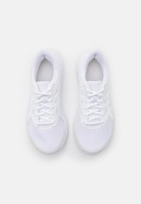 Chaussures de sport blanches en mesh, avec bout rond, fermeture à lacets et accents texturés. La semelle présente une légère courbure pour un meilleur soutien.