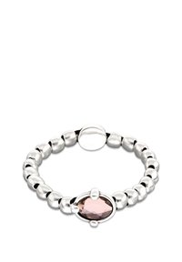 Anillo plateado con cuentas y una piedra ovalada central rosa. Presenta cuentas redondas espaciadas uniformemente y un acabado liso. Banda elástica ajustable.