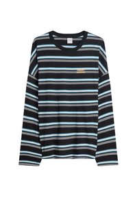 Hosszú ujjú fekete ing vízszintes kék és fehér csíkokkal. Kerek nyakkivágással és apró, arany színű szöveges logóval a mellrészen.