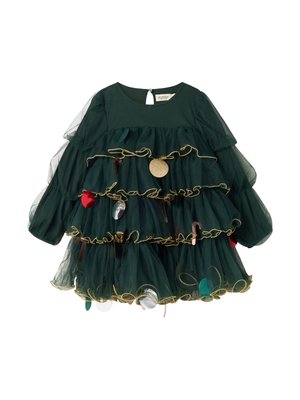 Grünes Tüllkleid mit gerafften Lagen, goldenen Zierleisten und dekorativen Ornamenten in Rot, Silber und Grün. Runder Ausschnitt und lange Ärmel.