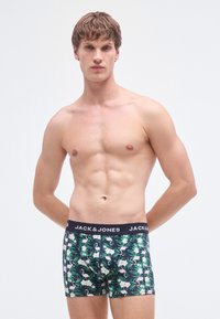 Talie elastică neagră cu textul "JACK & JONES"; model floral și flamingo în verde, roz și alb pe pantaloni scurți boxer. Material moale, stil ajustat.