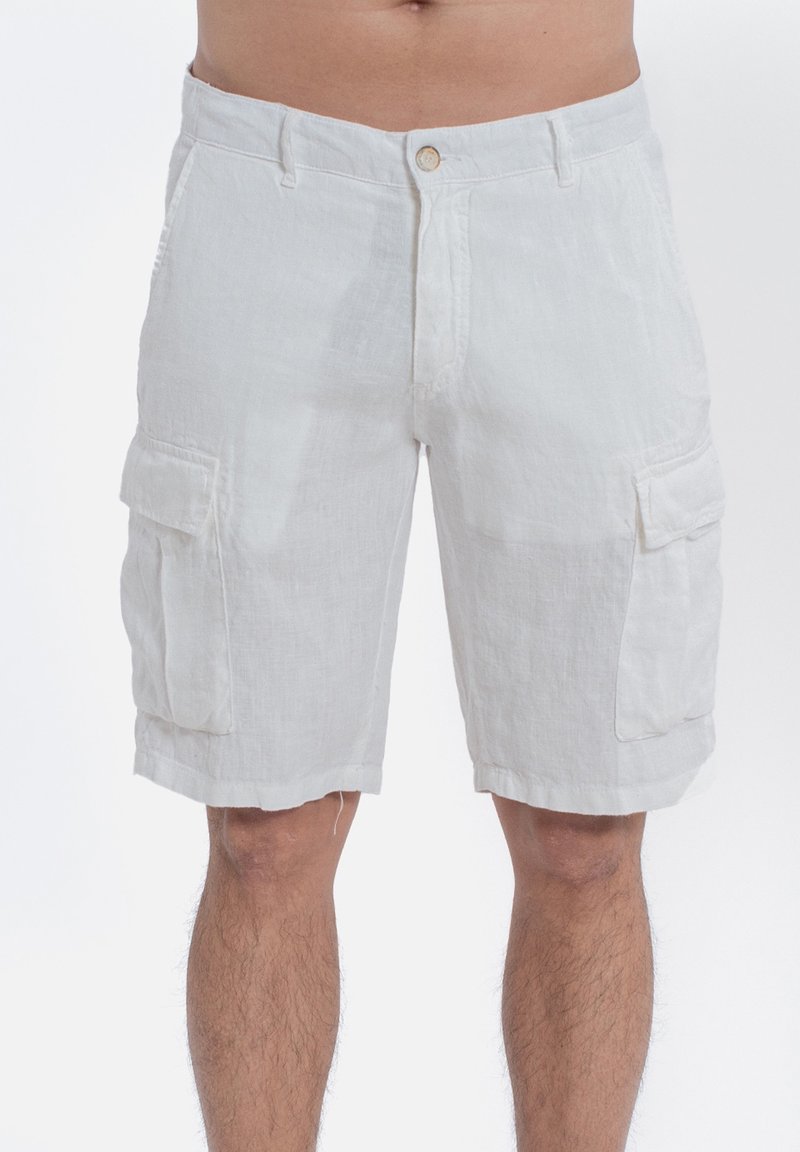 Witte linnen cargoshorts met een knoopsluiting, twee zijzakken en twee cargozakken aan de voorkant. Rechte zoom met een lichte rafeling.