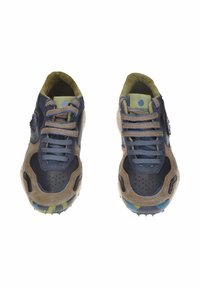 Scarpe da ginnastica blu e beige realizzate in suede e pelle. Presentano suole con motivo, accenti testurizzati e lacci intrecciati.