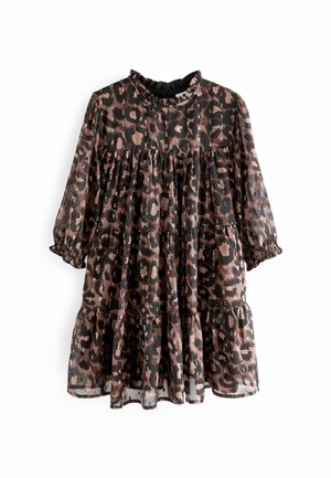 Robe à manches longues imprimée léopard marron et noir avec col à volants et poignets smockés, présentant une silhouette ample à étages.